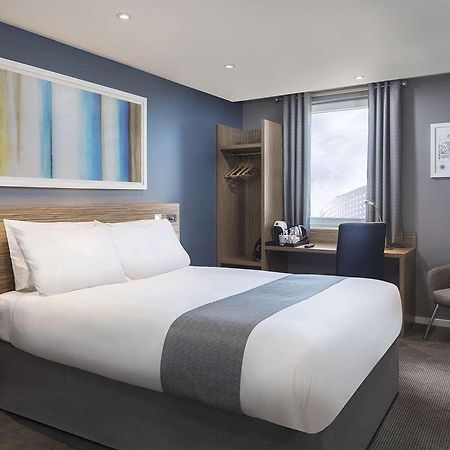 Travelodge London Stratford Hotel Room photo
