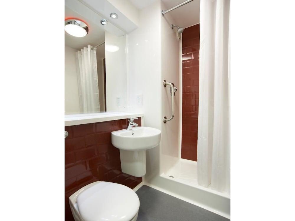 Travelodge London Stratford Hotel Exterior photo
