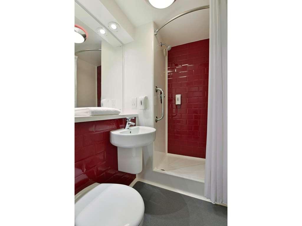 Travelodge London Stratford Hotel Room photo