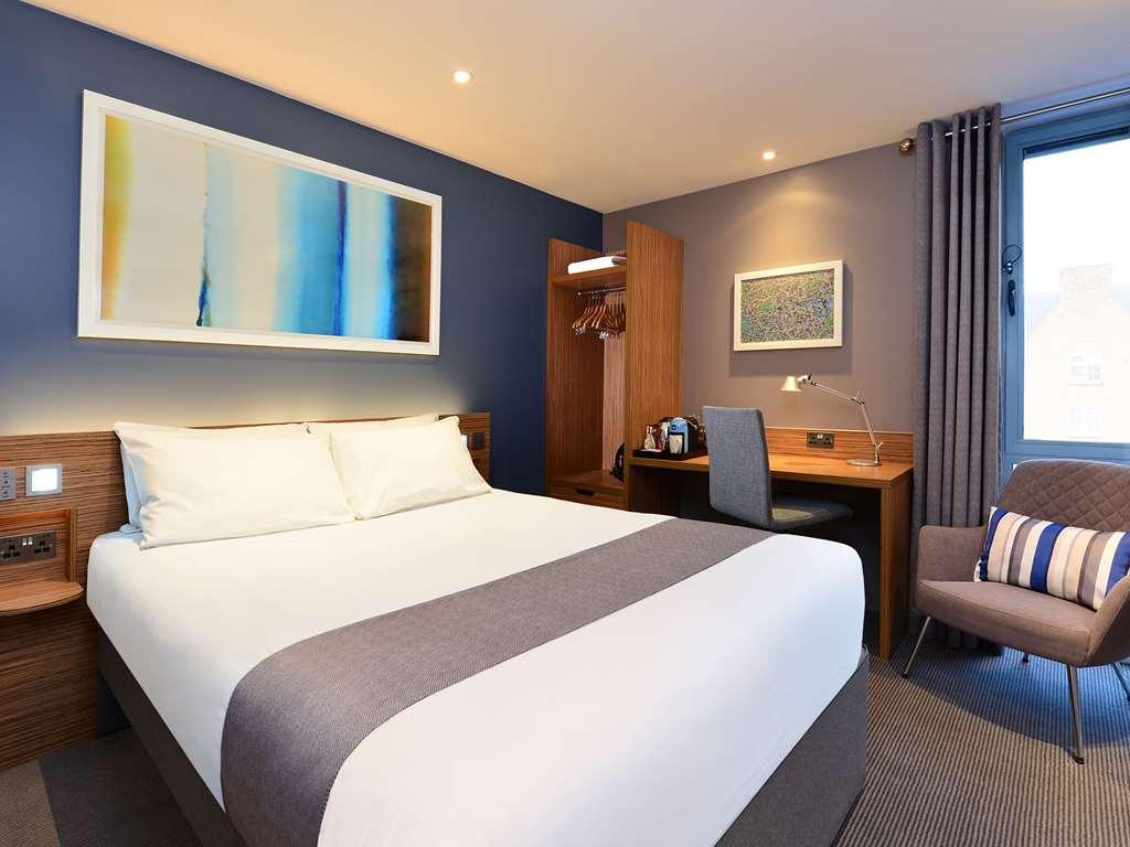 Travelodge London Stratford Hotel Room photo