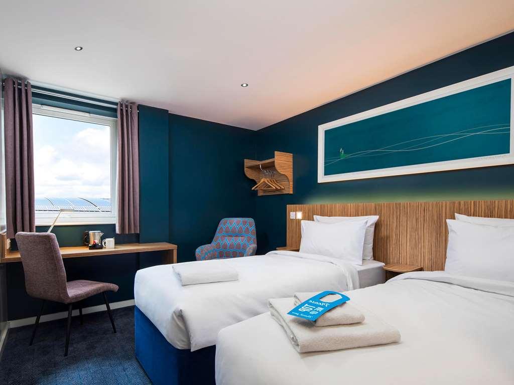 Travelodge London Stratford Hotel Room photo