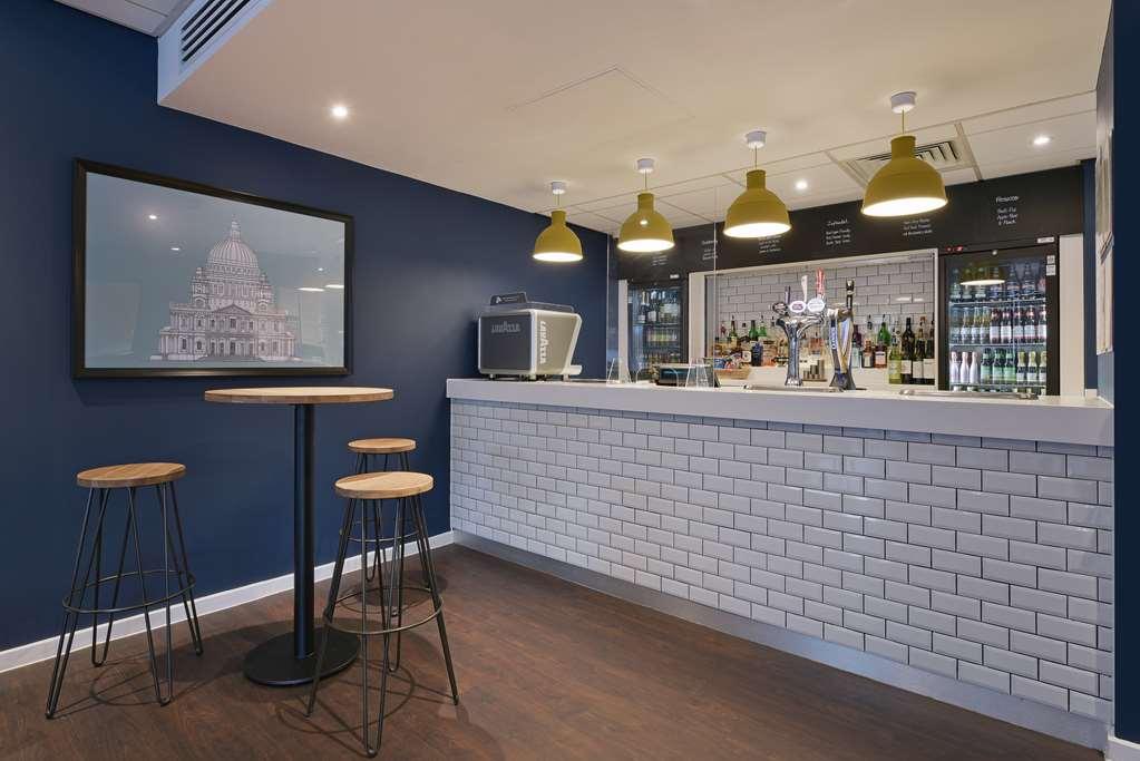 Travelodge London Stratford Hotel Restaurant photo