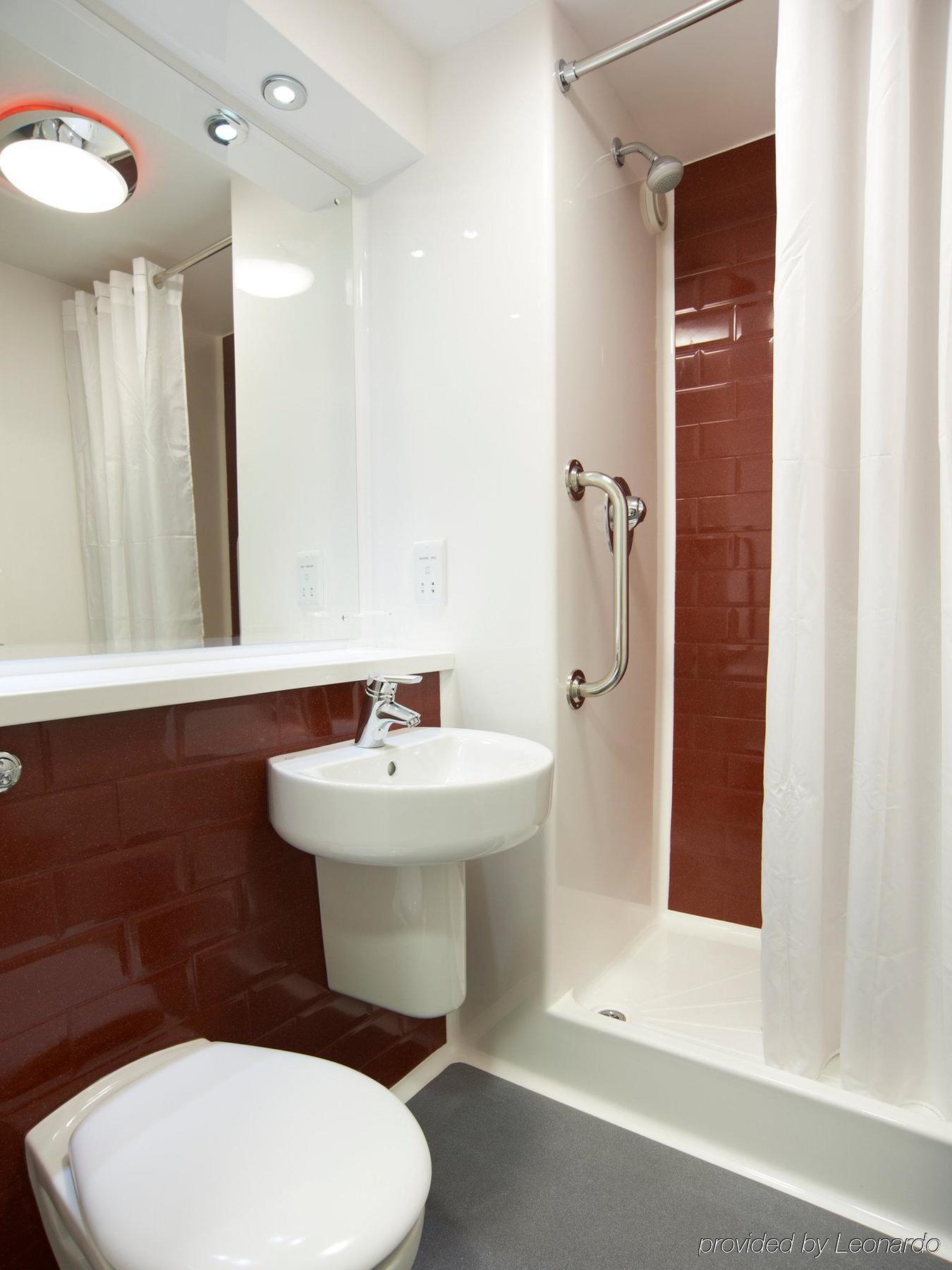 Travelodge London Stratford Hotel Exterior photo