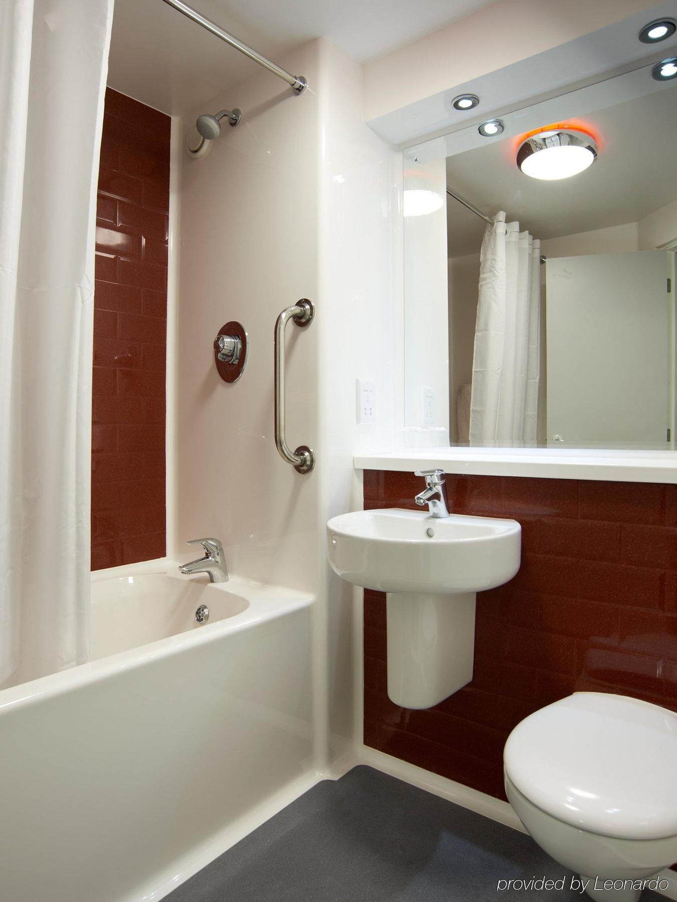 Travelodge London Stratford Hotel Exterior photo
