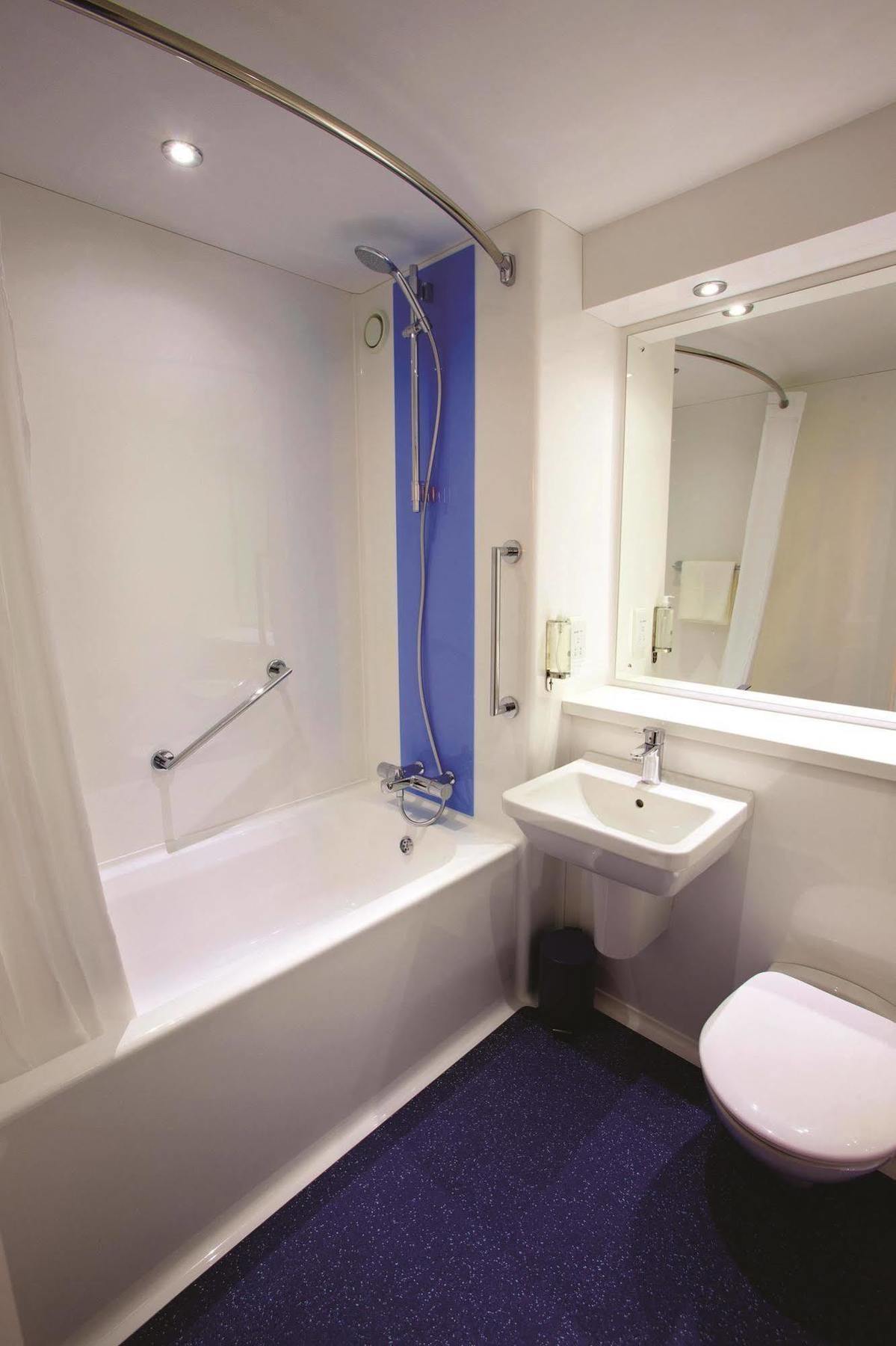 Travelodge London Stratford Hotel Exterior photo