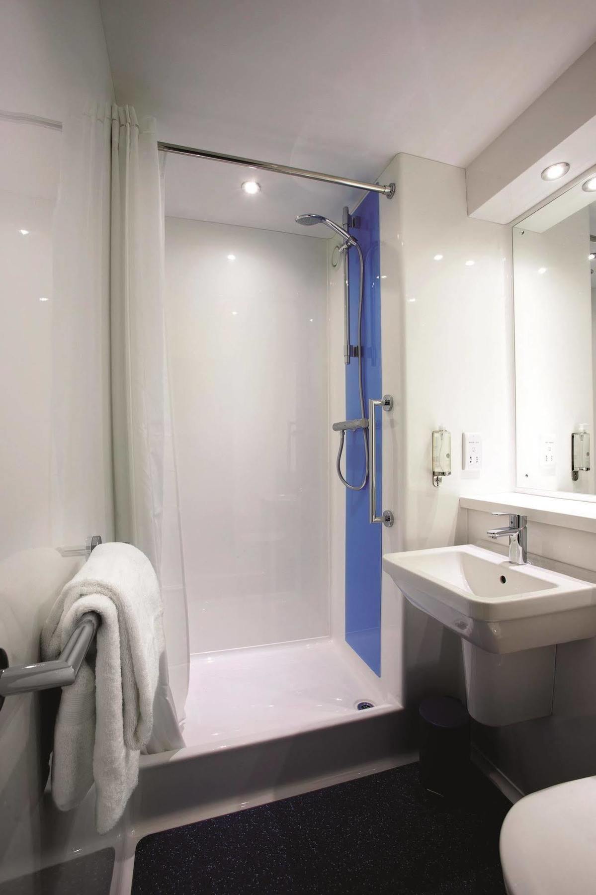 Travelodge London Stratford Hotel Exterior photo