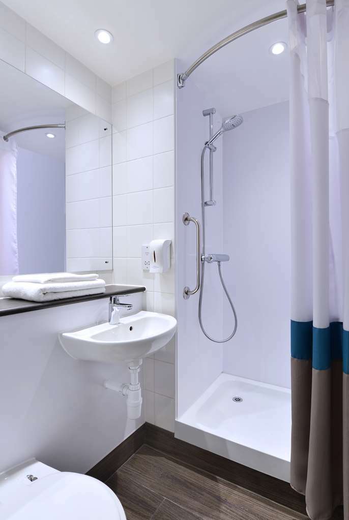 Travelodge London Stratford Hotel Room photo