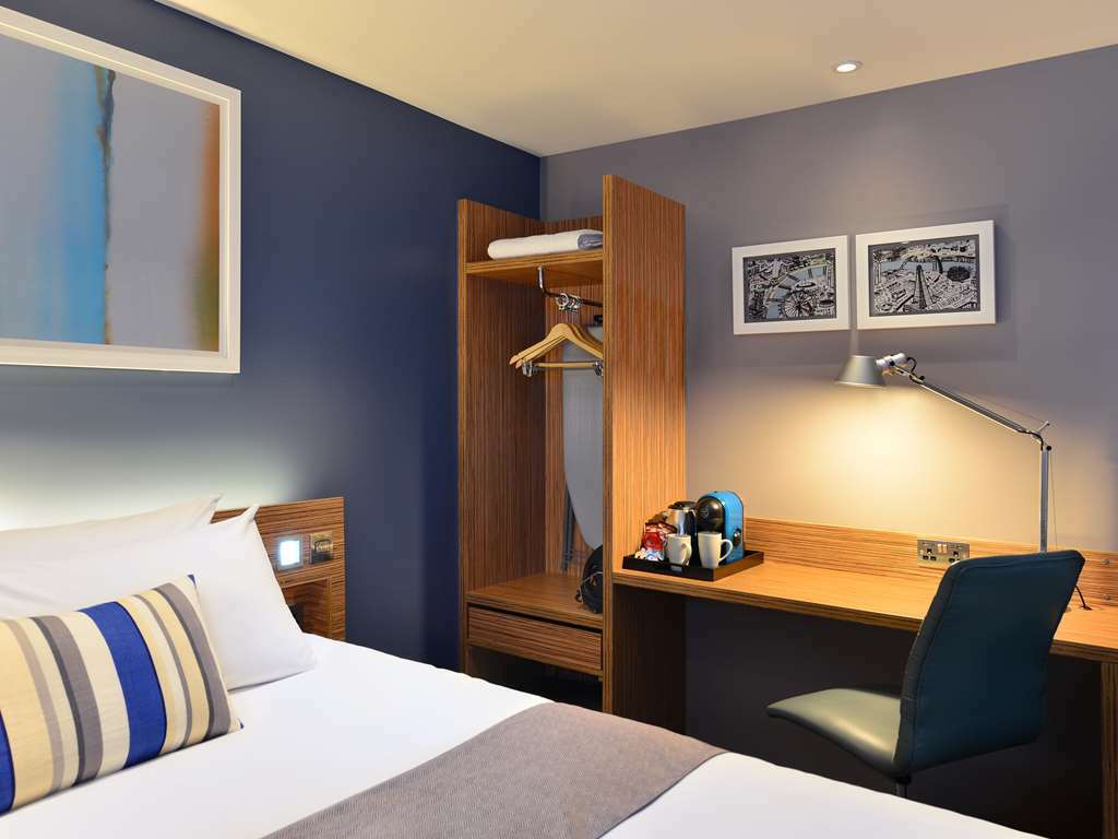 Travelodge London Stratford Hotel Room photo