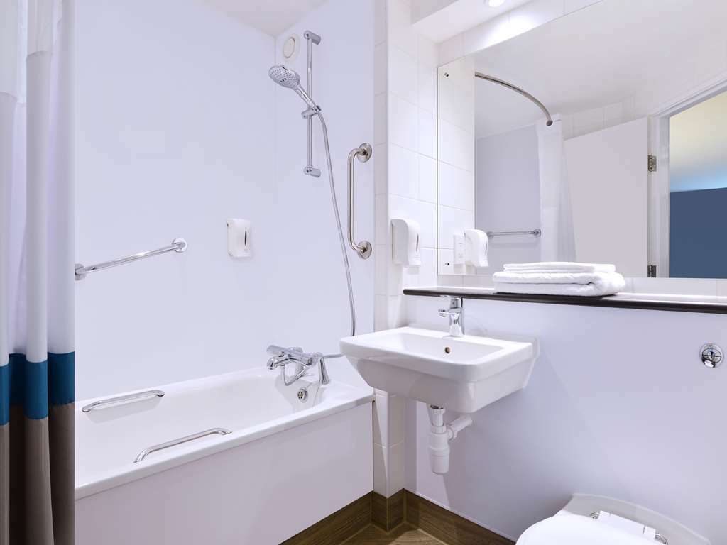 Travelodge London Stratford Hotel Room photo