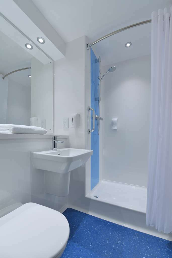Travelodge London Stratford Hotel Room photo
